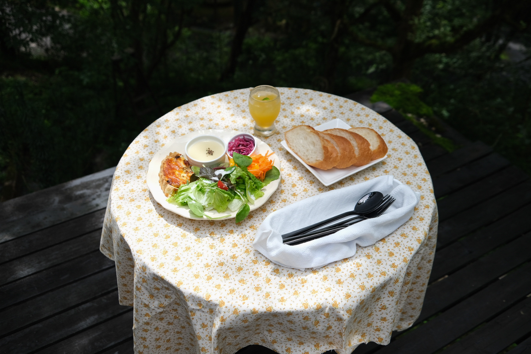 フランスの田舎を訪れたような「ラ・ココット・シャンペトル